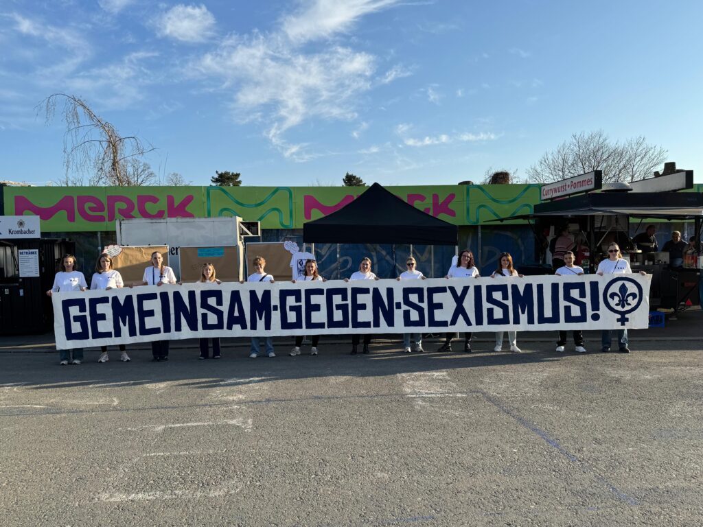 Banner am Stadion: Gemeinsam gegen Sexismus!
